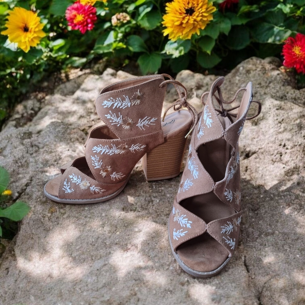 Quipid Embroidered Tan Sandals Size 8